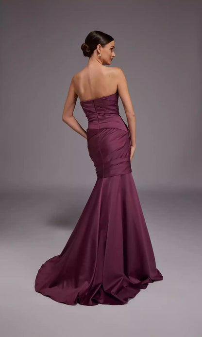 Prom Dresses with a striking strapless long heart-shaped neckline, pleated and hanging fishtail skirt, back zipper