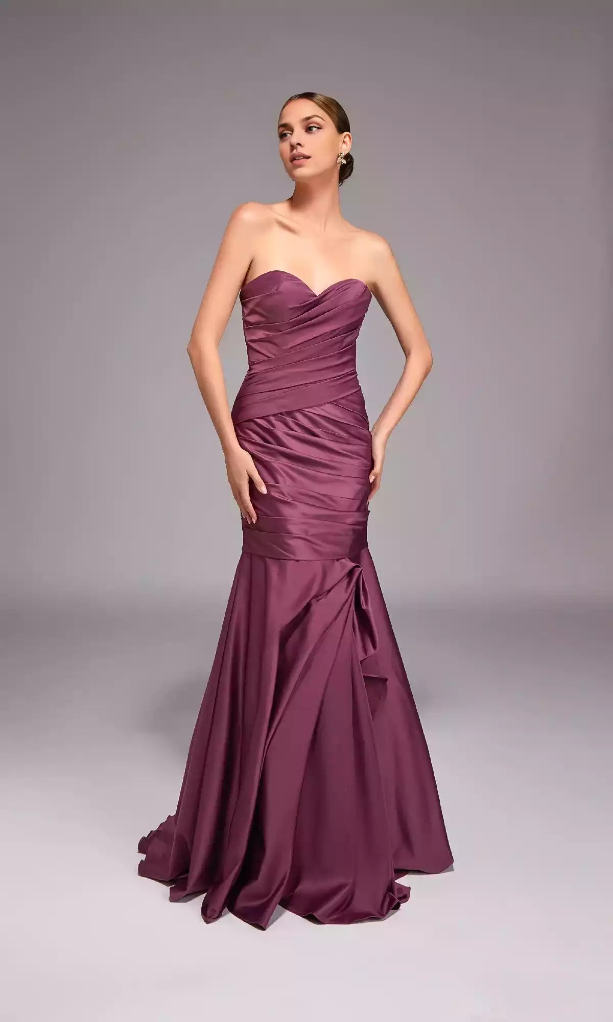 Prom Dresses with a striking strapless long heart-shaped neckline, pleated and hanging fishtail skirt, back zipper