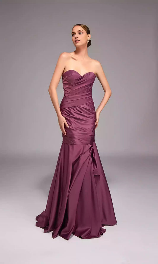 Prom Dresses with a striking strapless long heart-shaped neckline, pleated and hanging fishtail skirt, back zipper