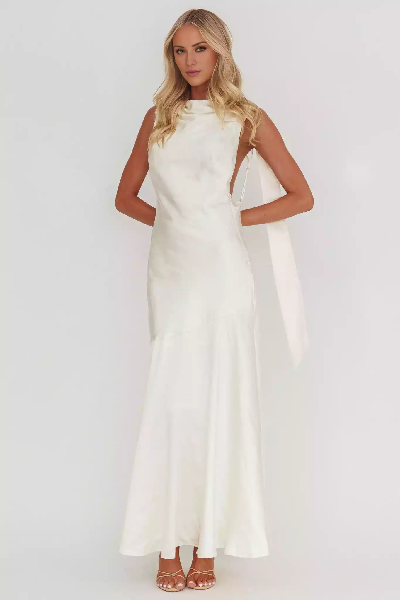 Prom Dresses with eye-catching lining, sleeveless adjustable shoulder straps, backless hanging neckline, zipper on the side