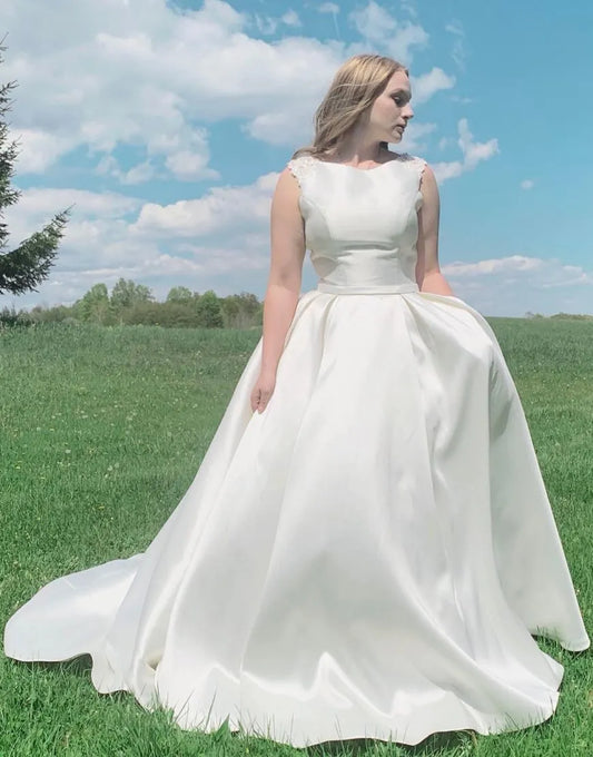 Simple and elegant A-line suspender high-end satin wedding dress