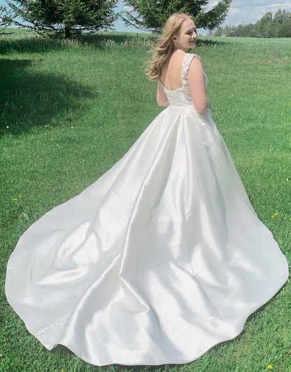 Simple and elegant A-line suspender high-end satin wedding dress
