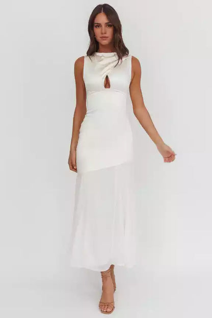 Stunning lining with sleeveless lock hole chest, hanging details, zipper on the back Prom Dresses