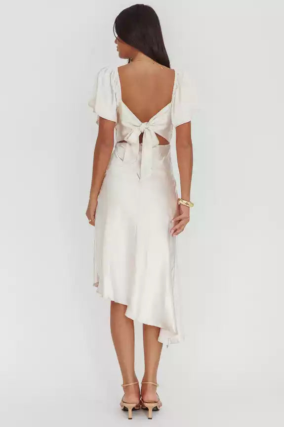 The center of attention is the mid length unlined scarf with an asymmetrical neckline and angel sleeves at the hem. The back is zippered with Prom Dresses