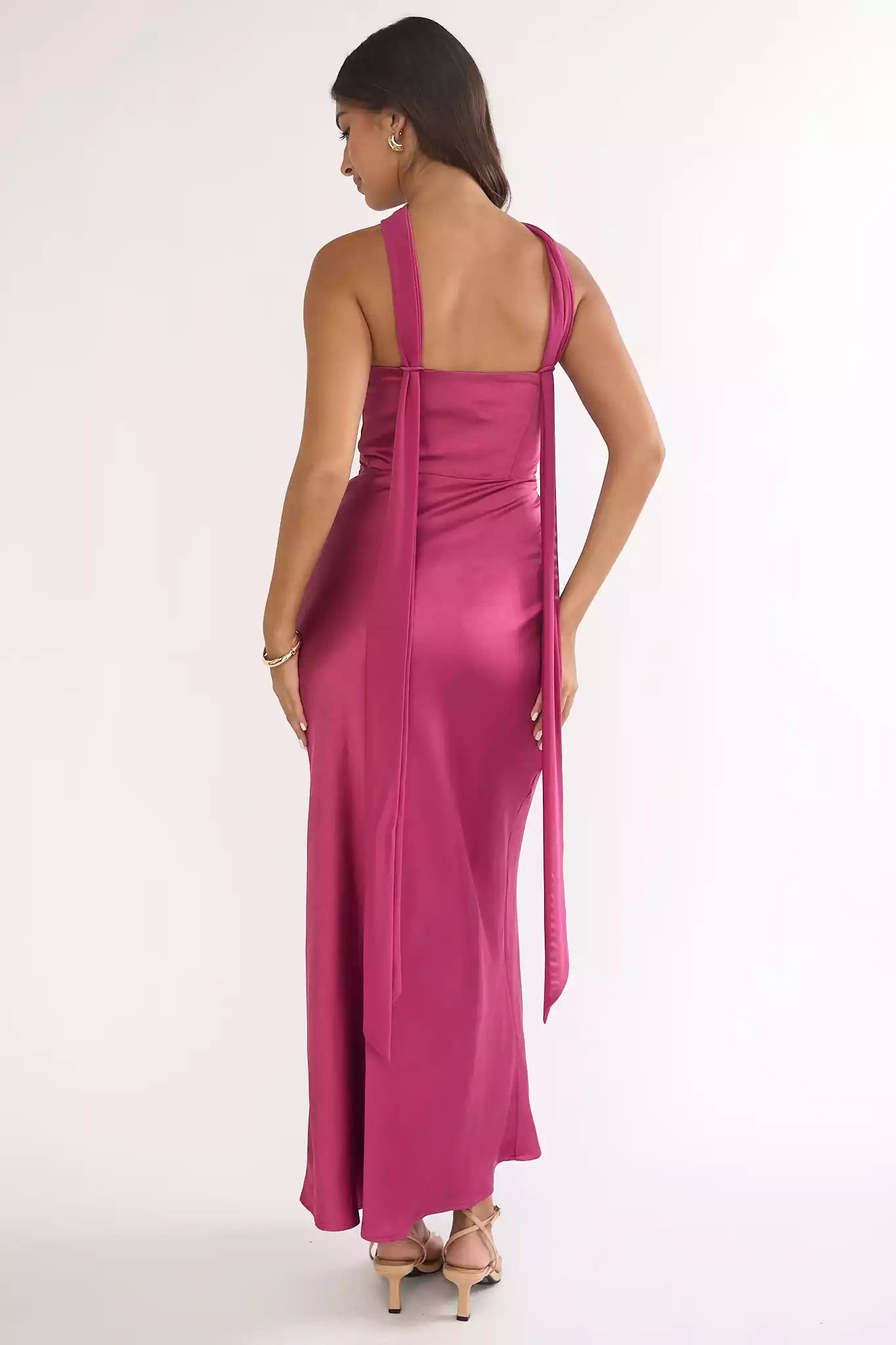 The detachable shoulder strap with zipper closure, which is the focus of attention, creates an unforgettable look for Bridesmaid Dresses
