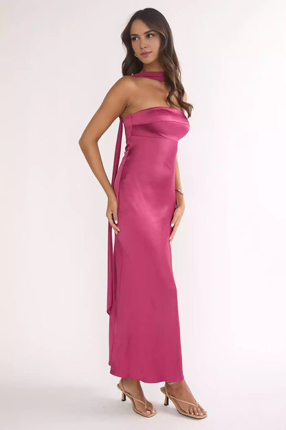 The detachable shoulder strap with zipper closure, which is the focus of attention, creates an unforgettable look for Bridesmaid Dresses