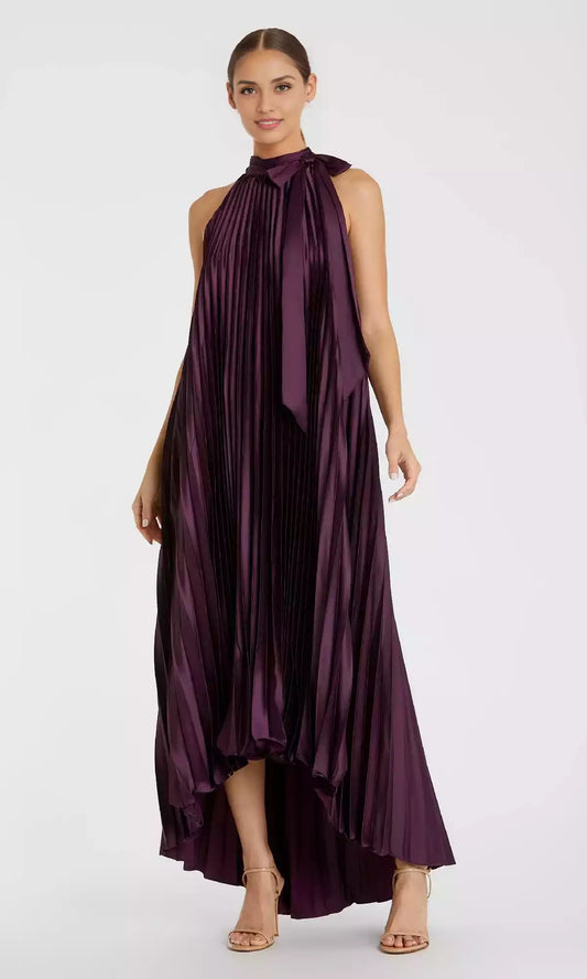 The elegant and dynamic high necked pleated bow hem with a trapezoidal front swing and knee length back swing will surely make you stunning at Prom Dresses