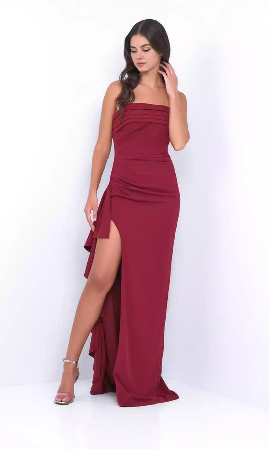 The eye-catching pleats, high slits on the sides, and layered ruffles add exquisite beauty to the smooth lines of Prom Dresses