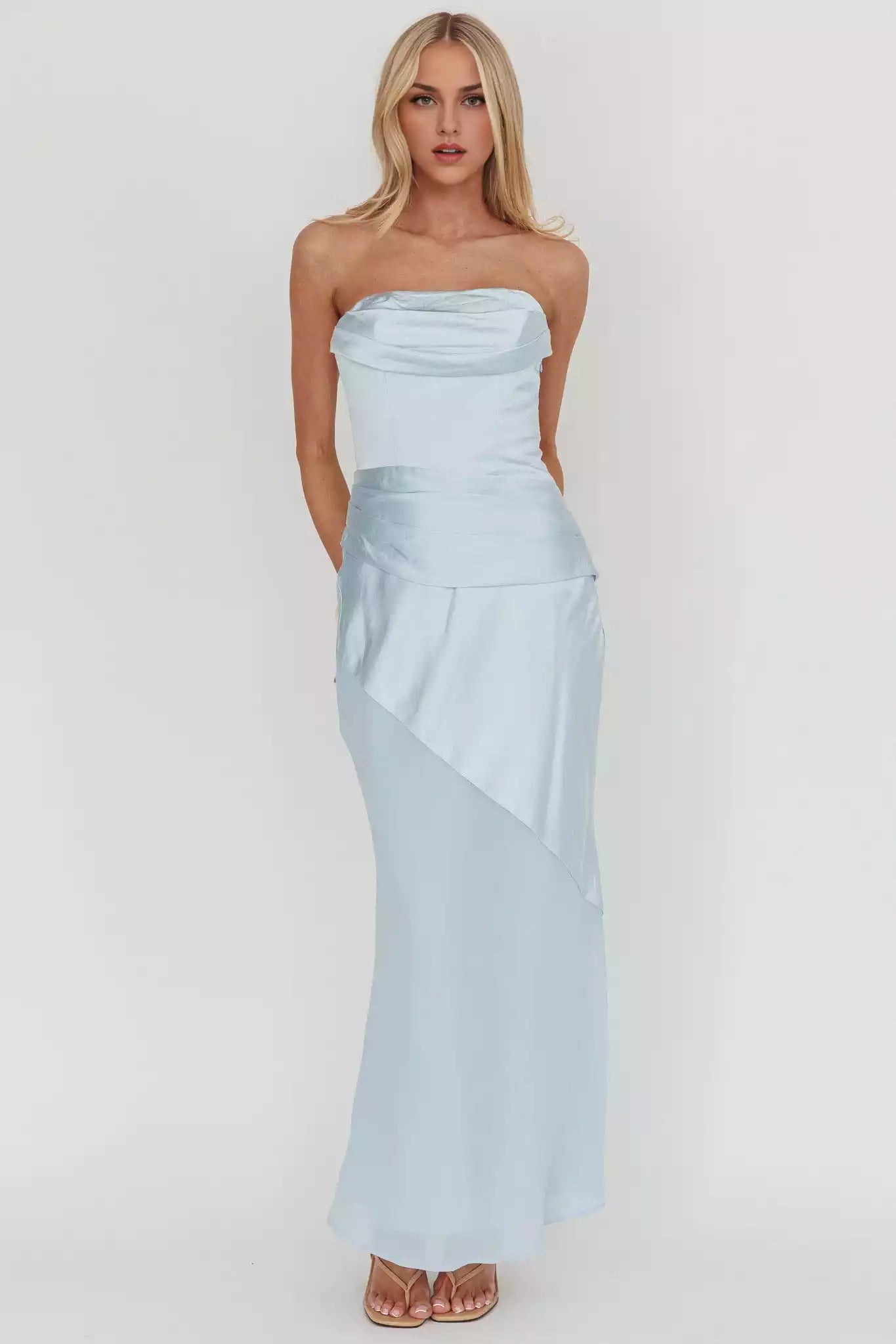 The strapless pleated details with side zippers in the center of attention, Bridesmaid Dresses