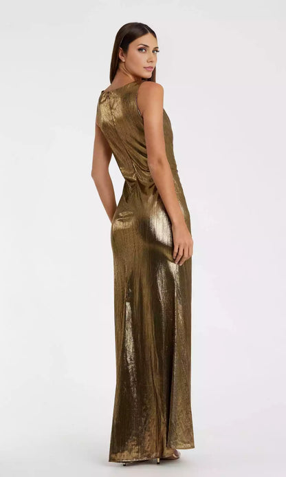 The stunning V-neck sleeveless pleated long dress with side slits blends modern elegance and timeless charm, making it the centerpiece of the entire event. Prom Dresses