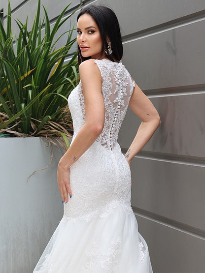 Mermaid shaped sheer lace V-neck sleeveless sweeping collar brush train wedding dress