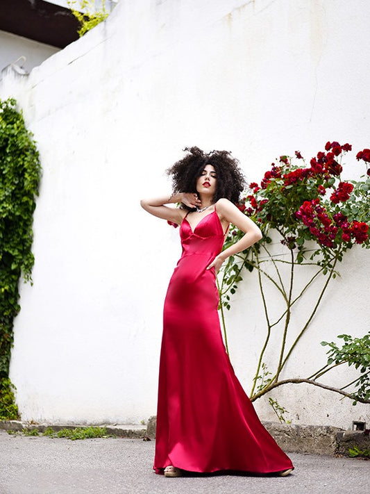 Elegant and beautiful cylindrical silk satin V-neck sleeveless ruffled edge dress