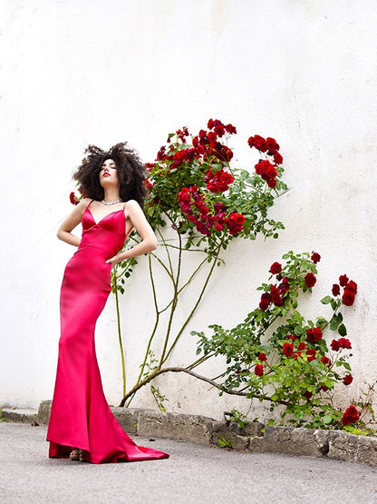 Elegant and beautiful cylindrical silk satin V-neck sleeveless ruffled edge dress