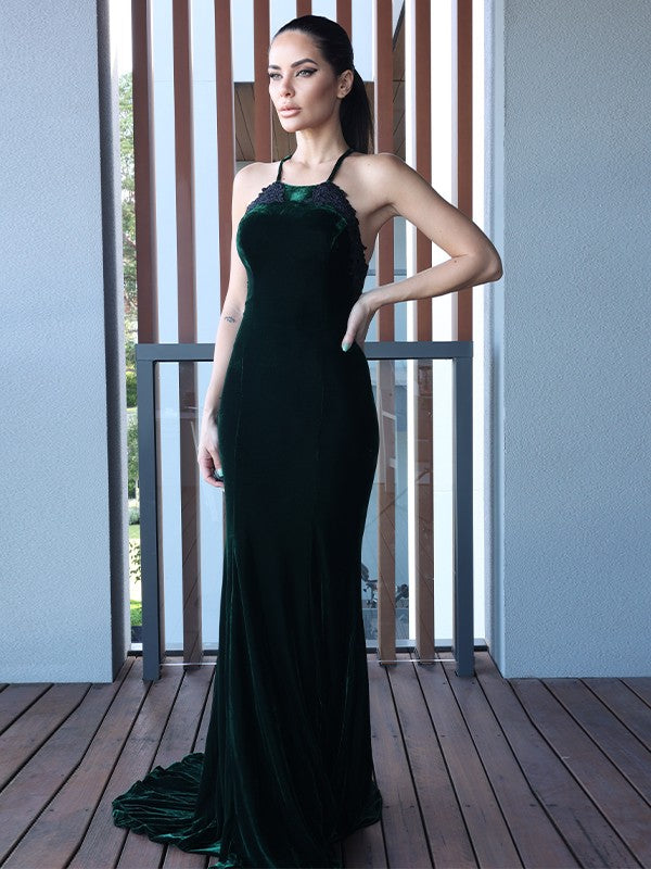Elegant sleeveless and sweet brushed train uniform with columnar velvet
