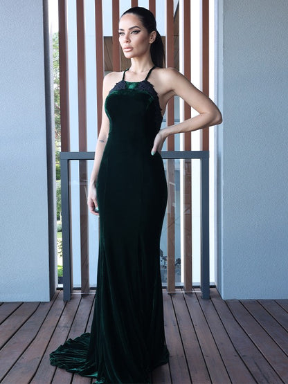 Elegant sleeveless and sweet brushed train uniform with columnar velvet