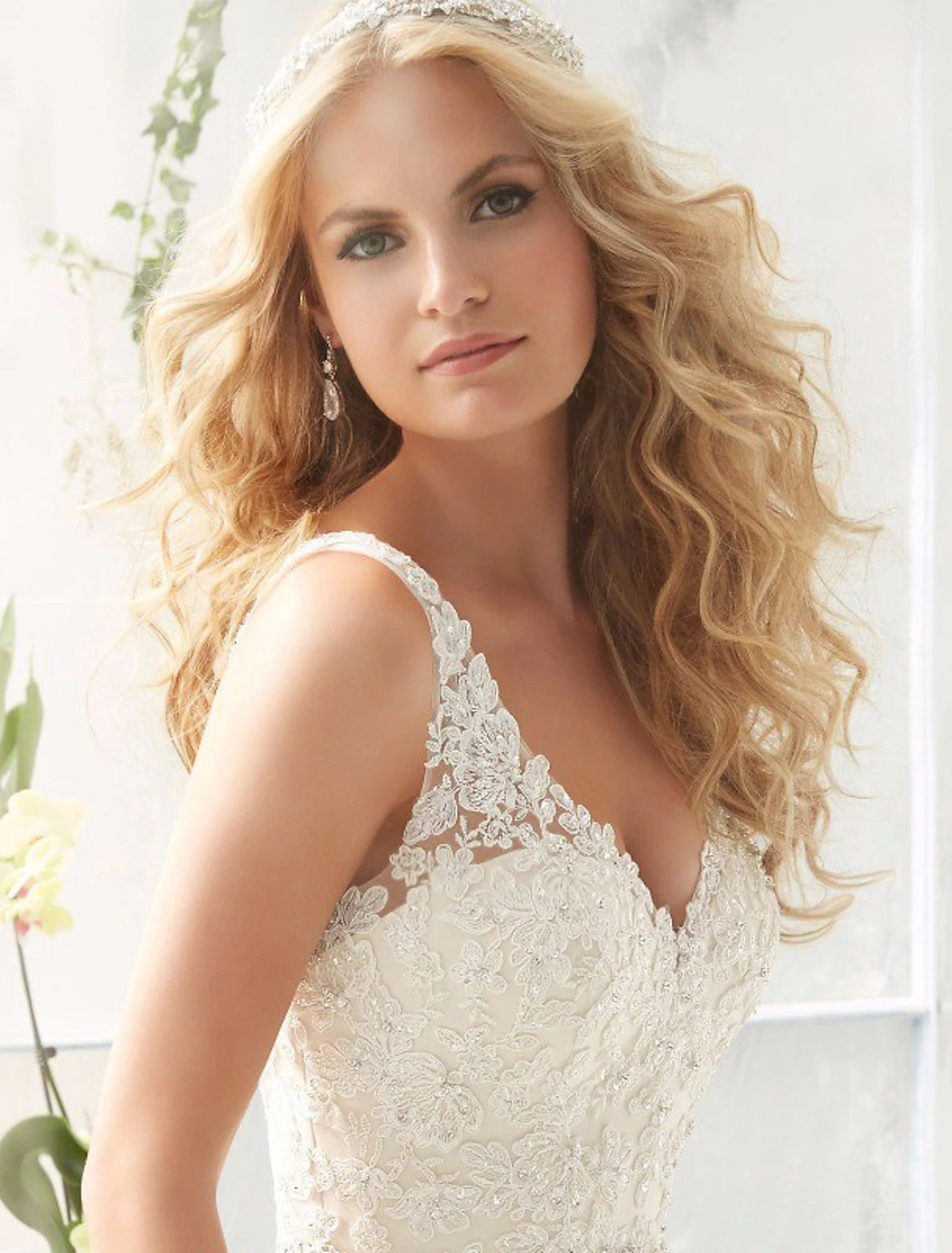Engagement Backless Sexy and Elegant Formal Wedding Dress A-line V-neck Sleeveless Palace Trail Lace Bridal Dress
