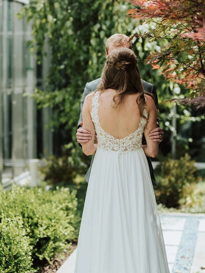 Elegant Princess Chiffon Lace V-neck Sleeveless Train Wedding Dress